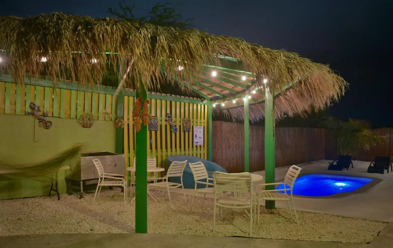 Pista Q Hostel And Apartments Oranjestad